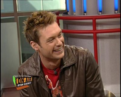 DailyDuff-dot-nl_GirlCanRockDVD-InterviewsAndFeaturettes-HilaryOnAirWithRyanSeacrest0295.jpg