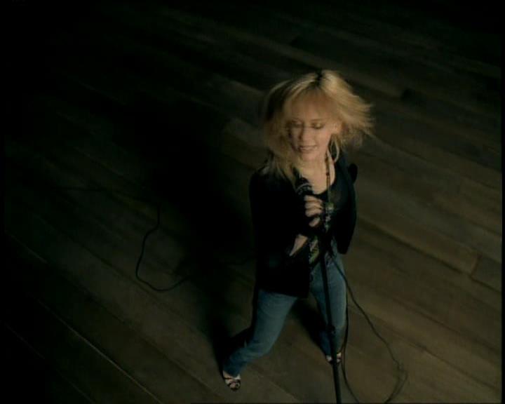 DailyDuff-dot-nl_GirlCanRockDVD-InterviewsAndFeaturettes-Sneakpeak-ACinderellaStorySoundtrack0015.jpg
