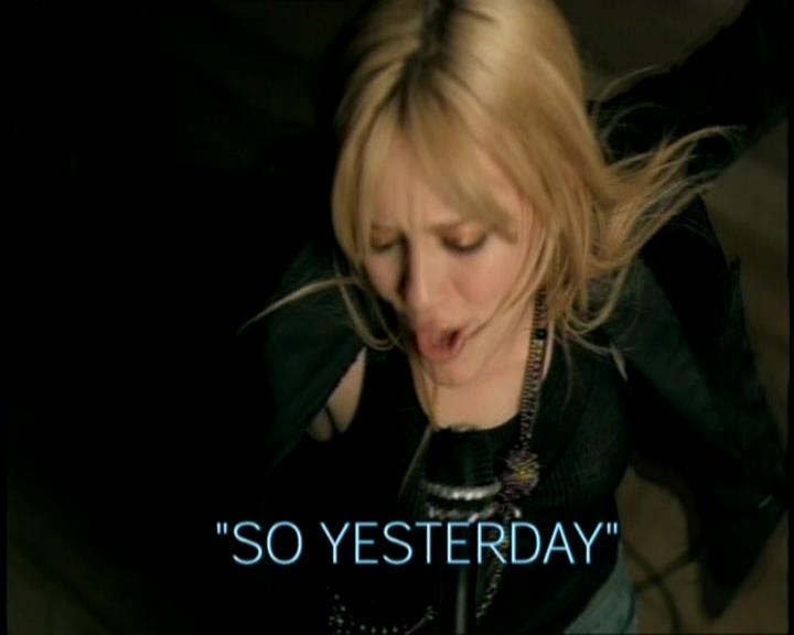 DailyDuff-dot-nl_GirlCanRockDVD-InterviewsAndFeaturettes-Sneakpeak-ACinderellaStorySoundtrack0031.jpg