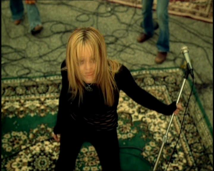 DailyDuff-dot-nl_GirlCanRockDVD-InterviewsAndFeaturettes-Sneakpeak-ACinderellaStorySoundtrack0040.jpg