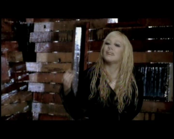 DailyDuff-dot-nl_GirlCanRockDVD-InterviewsAndFeaturettes-Sneakpeak-ACinderellaStorySoundtrack0087.jpg