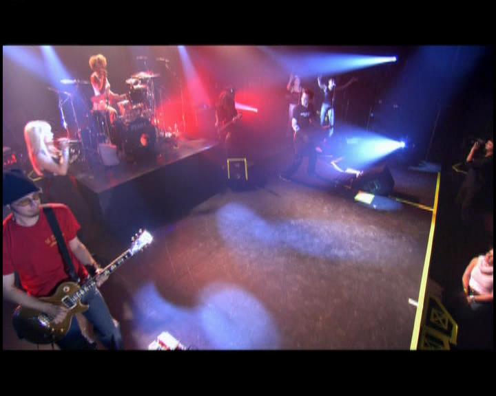 DailyDuff-dot-nl_GirlCanRockDVD-LiveInConcert0022.jpg