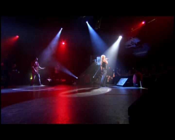 DailyDuff-dot-nl_GirlCanRockDVD-LiveInConcert0034.jpg