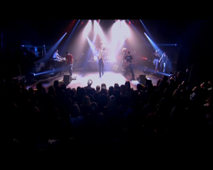 DailyDuff-dot-nl_GirlCanRockDVD-LiveInConcert0067.jpg