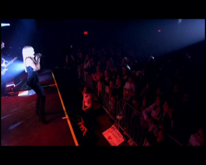 DailyDuff-dot-nl_GirlCanRockDVD-LiveInConcert0091.jpg