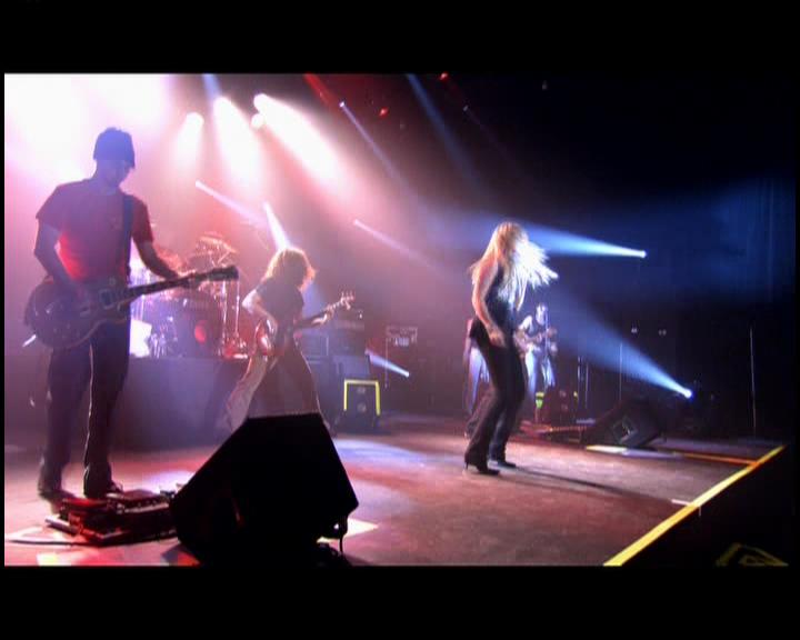 DailyDuff-dot-nl_GirlCanRockDVD-LiveInConcert0105.jpg