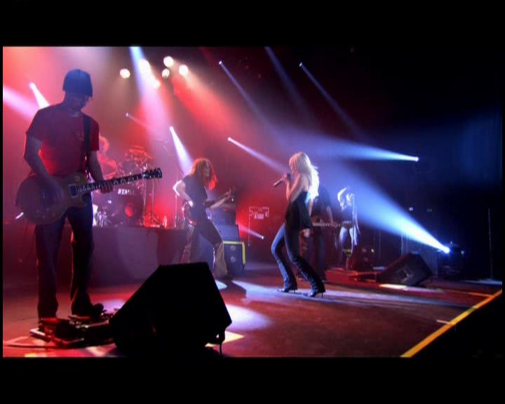 DailyDuff-dot-nl_GirlCanRockDVD-LiveInConcert0107.jpg