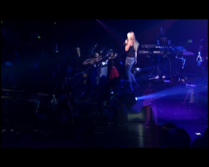 DailyDuff-dot-nl_GirlCanRockDVD-LiveInConcert0221.jpg