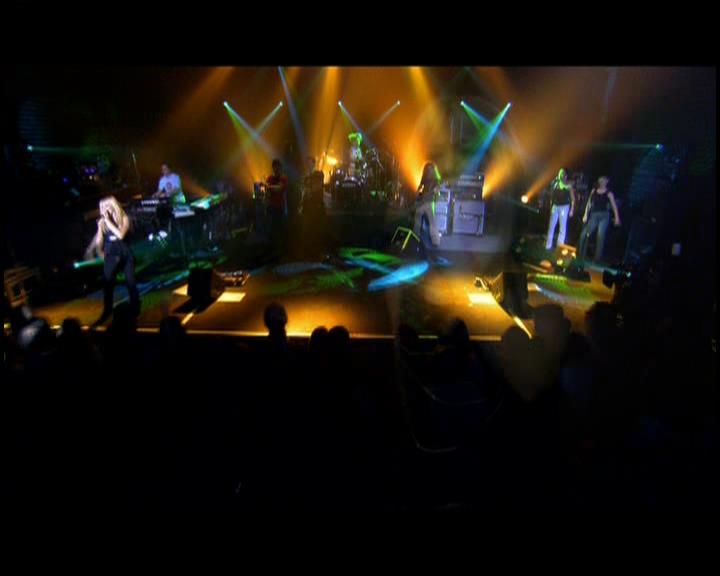 DailyDuff-dot-nl_GirlCanRockDVD-LiveInConcert0705.jpg