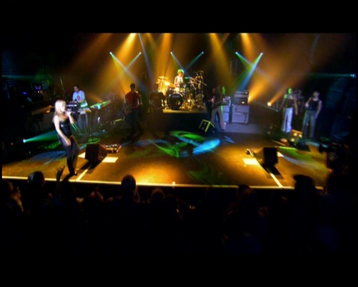 DailyDuff-dot-nl_GirlCanRockDVD-LiveInConcert0706.jpg