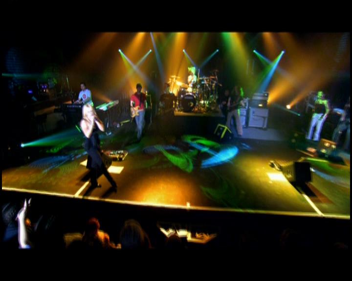 DailyDuff-dot-nl_GirlCanRockDVD-LiveInConcert0707.jpg