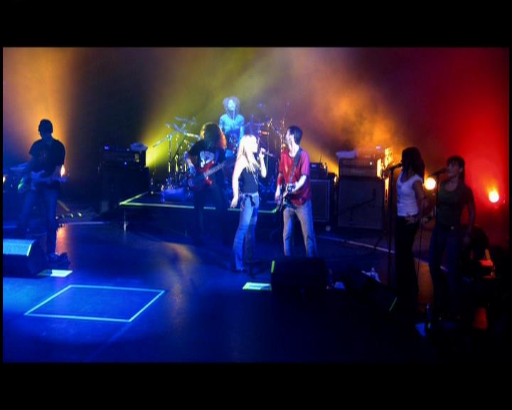 DailyDuff-dot-nl_GirlCanRockDVD-LiveInConcert0721.jpg