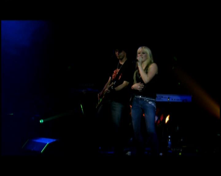 DailyDuff-dot-nl_GirlCanRockDVD-LiveInConcert0726.jpg