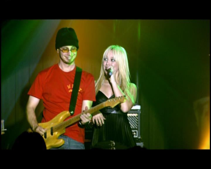DailyDuff-dot-nl_GirlCanRockDVD-LiveInConcert0728.jpg