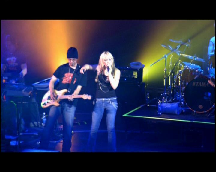DailyDuff-dot-nl_GirlCanRockDVD-LiveInConcert0731.jpg