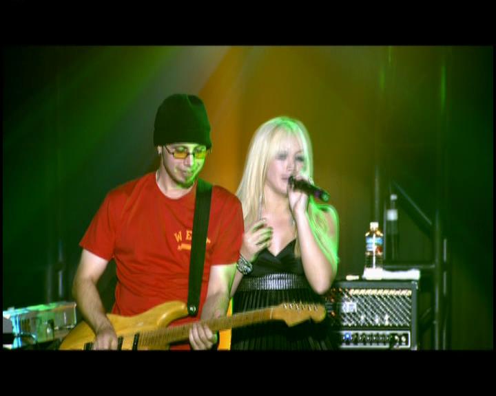 DailyDuff-dot-nl_GirlCanRockDVD-LiveInConcert0732.jpg