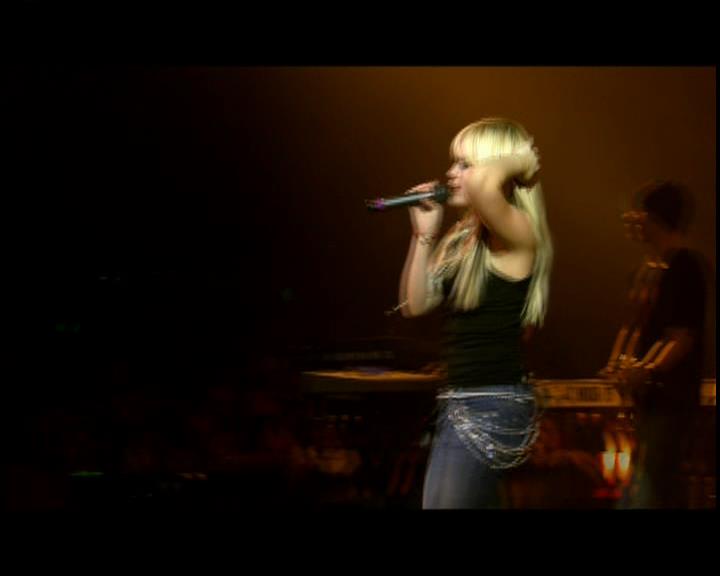 DailyDuff-dot-nl_GirlCanRockDVD-LiveInConcert0830.jpg