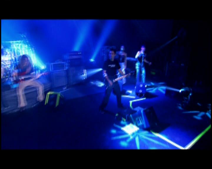 DailyDuff-dot-nl_GirlCanRockDVD-LiveInConcert0913.jpg DailyDuff-dot-nl_GirlCanRockDVD-LiveInConcert0913.jpg