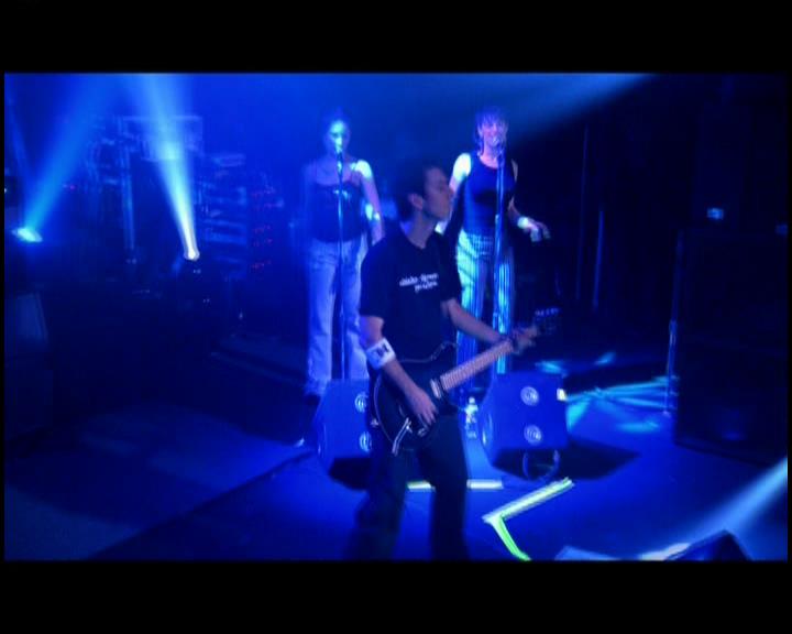 DailyDuff-dot-nl_GirlCanRockDVD-LiveInConcert0915.jpg DailyDuff-dot-nl_GirlCanRockDVD-LiveInConcert0915.jpg