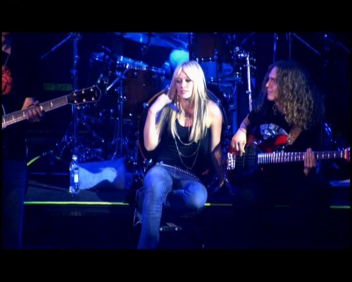 DailyDuff-dot-nl_GirlCanRockDVD-LiveInConcert0926.jpg