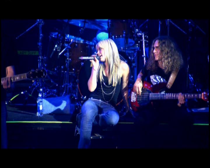DailyDuff-dot-nl_GirlCanRockDVD-LiveInConcert0928.jpg