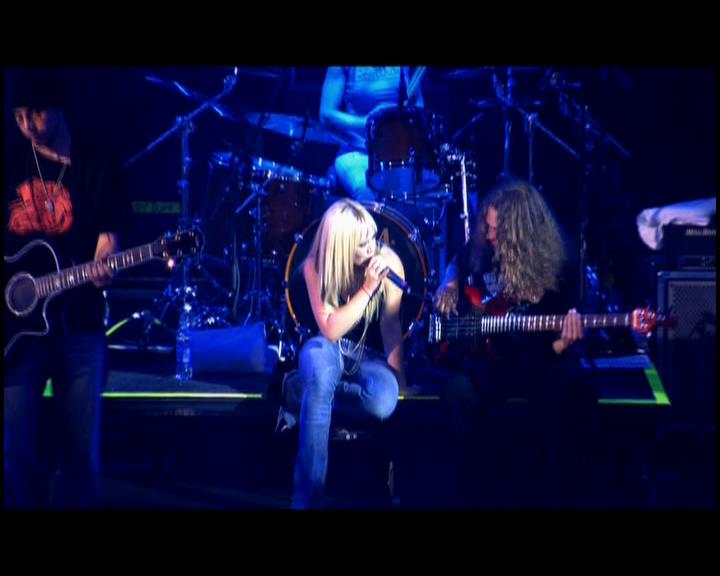 DailyDuff-dot-nl_GirlCanRockDVD-LiveInConcert0930.jpg