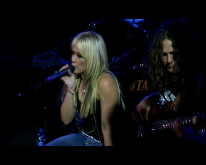 DailyDuff-dot-nl_GirlCanRockDVD-LiveInConcert0931.jpg
