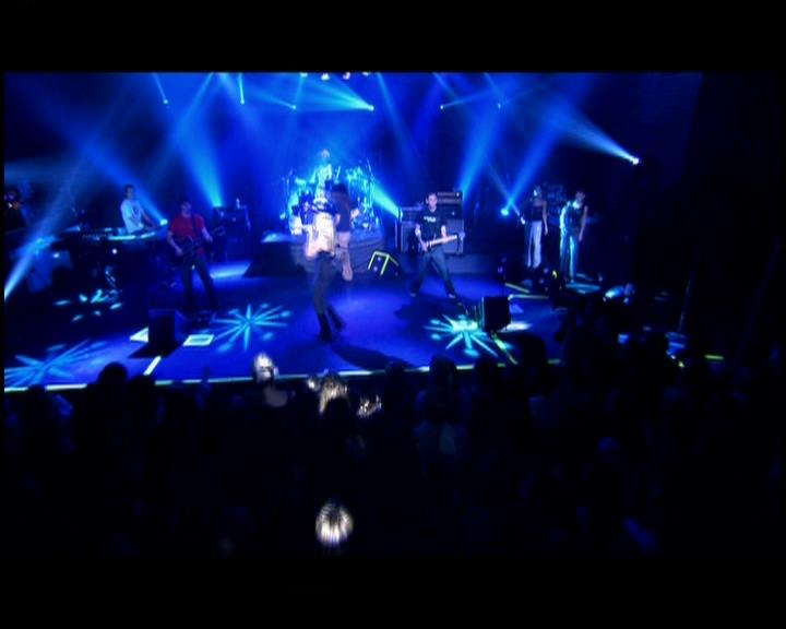 DailyDuff-dot-nl_GirlCanRockDVD-LiveInConcert1040.jpg