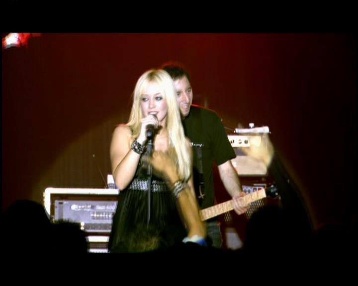 DailyDuff-dot-nl_GirlCanRockDVD-LiveInConcert1086.jpg DailyDuff-dot-nl_GirlCanRockDVD-LiveInConcert1086.jpg