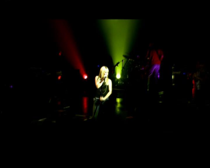 DailyDuff-dot-nl_GirlCanRockDVD-LiveInConcert1102.jpg