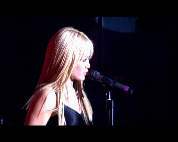 DailyDuff-dot-nl_GirlCanRockDVD-LiveInConcert1204.jpg