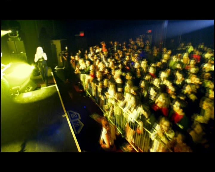 DailyDuff-dot-nl_GirlCanRockDVD-LiveInConcert1356.jpg