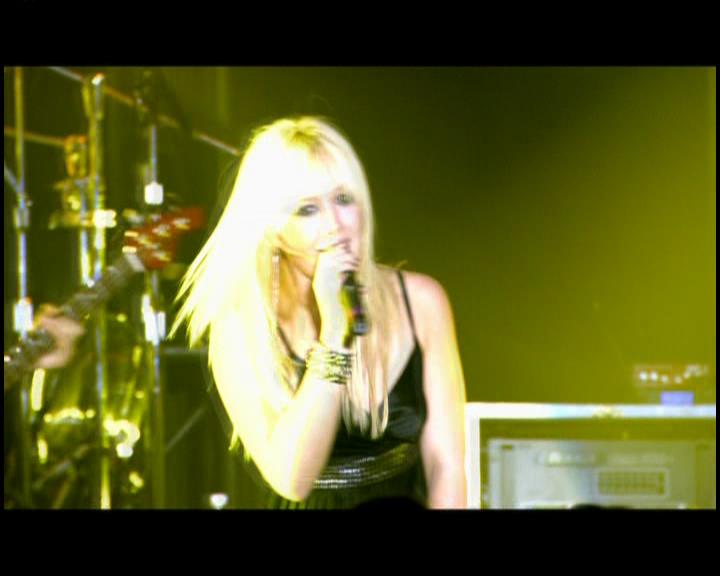 DailyDuff-dot-nl_GirlCanRockDVD-LiveInConcert1366.jpg