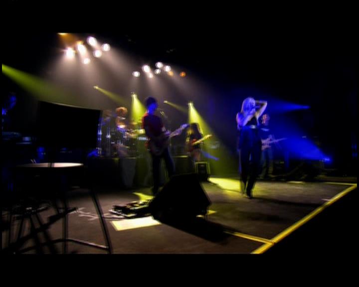 DailyDuff-dot-nl_GirlCanRockDVD-LiveInConcert1370.jpg