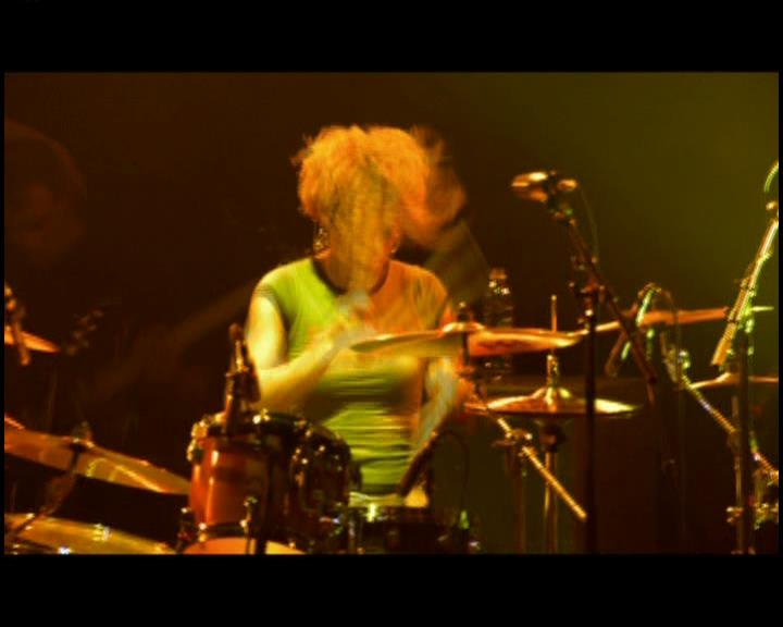 DailyDuff-dot-nl_GirlCanRockDVD-LiveInConcert1411.jpg