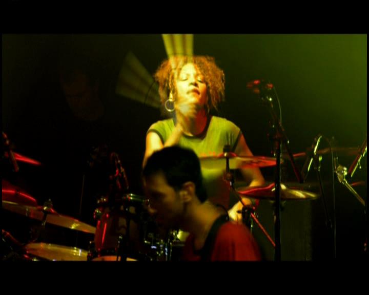 DailyDuff-dot-nl_GirlCanRockDVD-LiveInConcert1427.jpg DailyDuff-dot-nl_GirlCanRockDVD-LiveInConcert1427.jpg