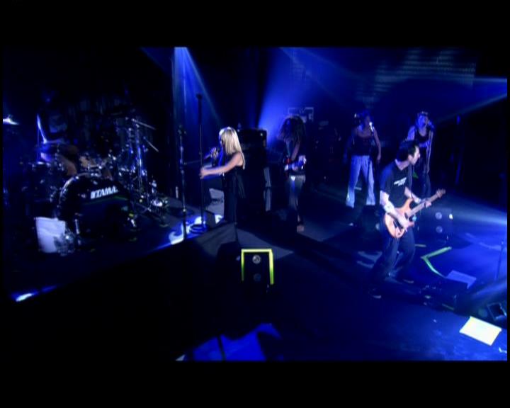 DailyDuff-dot-nl_GirlCanRockDVD-LiveInConcert2392.jpg