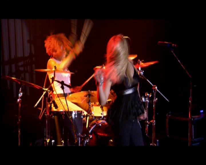 DailyDuff-dot-nl_GirlCanRockDVD-LiveInConcert2576.jpg