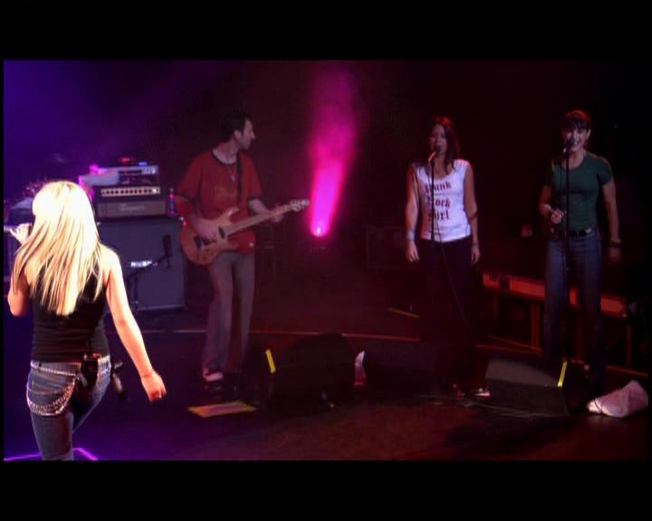 DailyDuff-dot-nl_GirlCanRockDVD-LiveInConcert2700.jpg