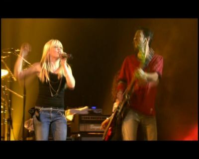 DailyDuff-dot-nl_GirlCanRockDVD-LiveInConcert0805.jpg