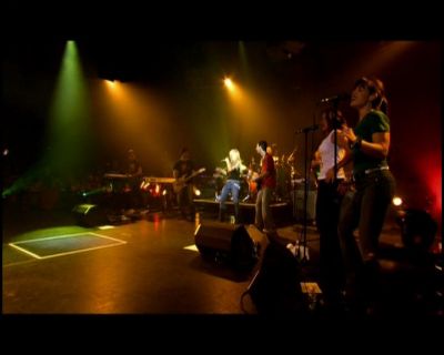 DailyDuff-dot-nl_GirlCanRockDVD-LiveInConcert0810.jpg