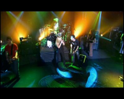 DailyDuff-dot-nl_GirlCanRockDVD-LiveInConcert0825.jpg