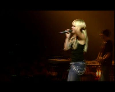 DailyDuff-dot-nl_GirlCanRockDVD-LiveInConcert0830.jpg