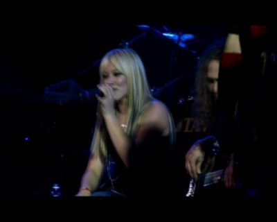 DailyDuff-dot-nl_GirlCanRockDVD-LiveInConcert0934.jpg