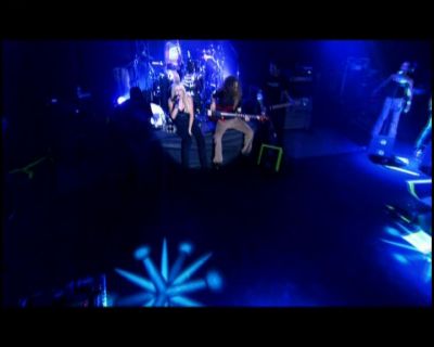 DailyDuff-dot-nl_GirlCanRockDVD-LiveInConcert0937.jpg