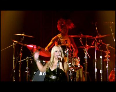 DailyDuff-dot-nl_GirlCanRockDVD-LiveInConcert2508.jpg