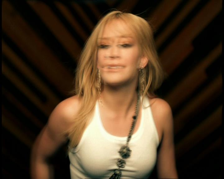 DailyDuff-dot-nl_GirlCanRockDVD-MusicVideoSoYesterday0035.jpg