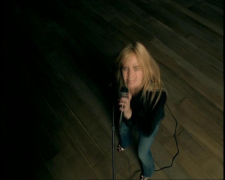 DailyDuff-dot-nl_GirlCanRockDVD-MusicVideoSoYesterday0047.jpg
