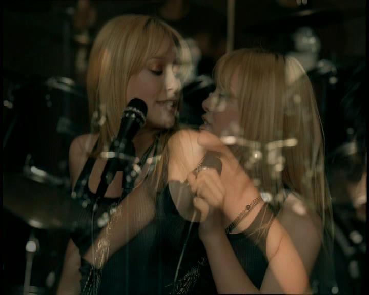 DailyDuff-dot-nl_GirlCanRockDVD-MusicVideoSoYesterday0051.jpg