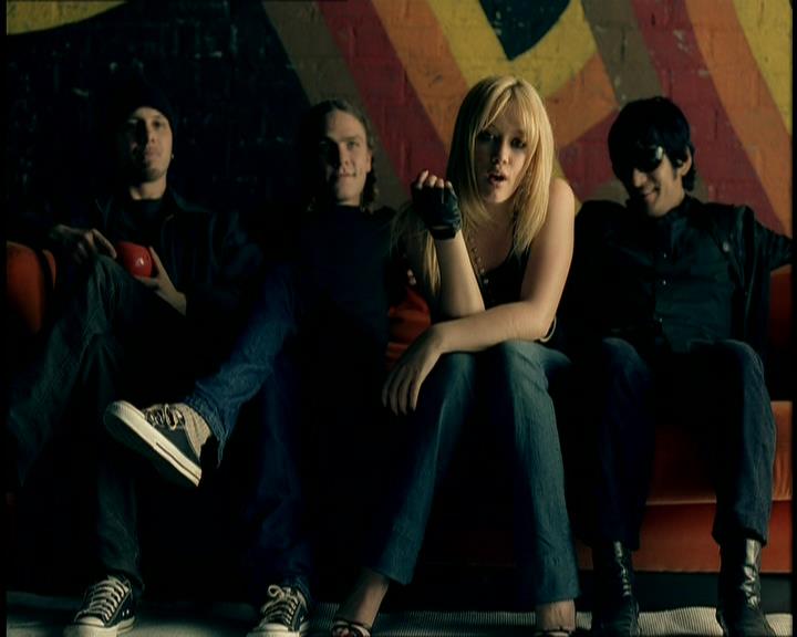 DailyDuff-dot-nl_GirlCanRockDVD-MusicVideoSoYesterday0128.jpg